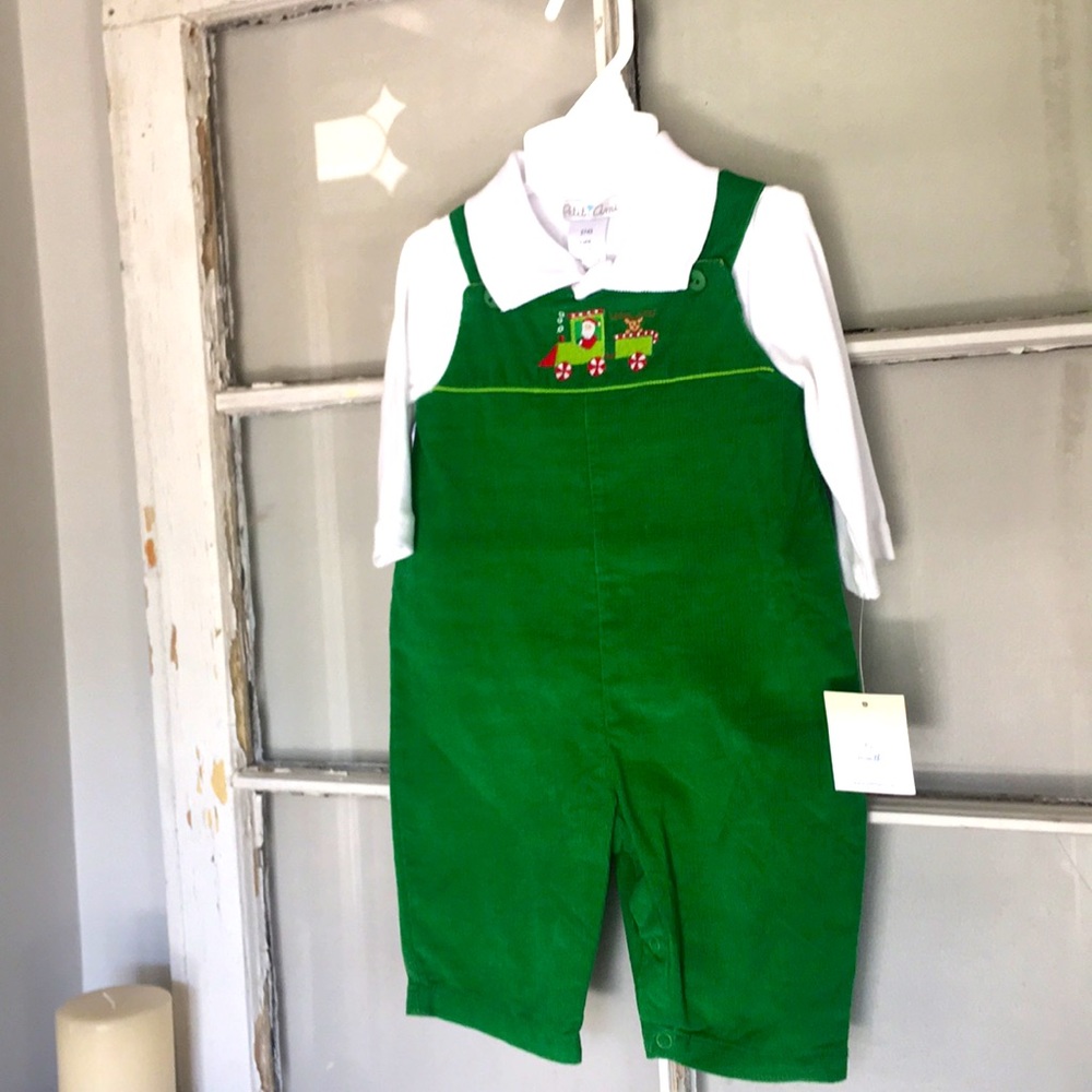 🎄Petit Ami overall set, size 6 mos🎄